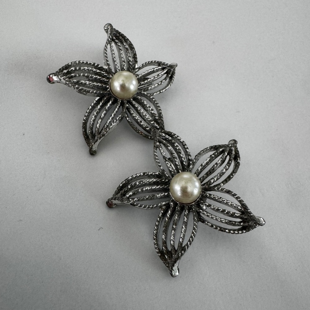 Vintage Sarah Coventry Peta-Lure Flower Clip On‎ Earrings Silver Tone Faux Pearl